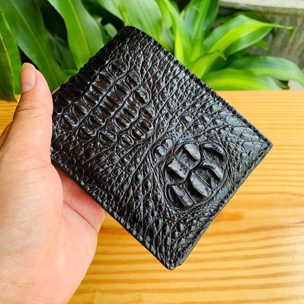 Ví nam da cá sấu nguyên con VBA7 với hoa văn tự nhiên độc đáo và sang trọng.