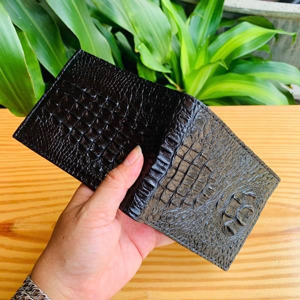 Ví da cá sấu nguyên con VBA7 với thiết kế thanh lịch dành cho quý ông hiện đại.