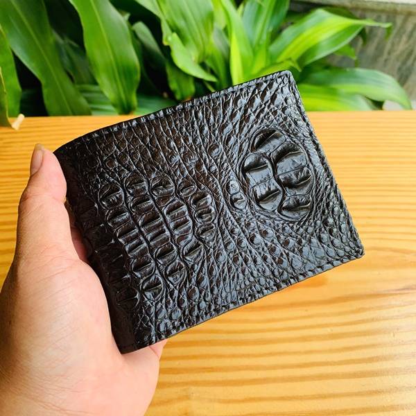Ví nam da cá sấu nguyên con VBA7 với chất liệu da thật cao cấp và kiểu dáng lịch lãm.