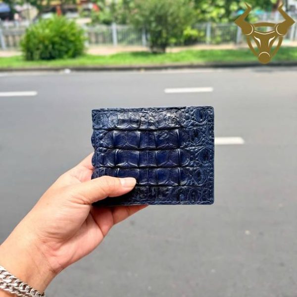 Ví nam da cá sấu nửa gai VBA3 màu xanh navy với vân da tự nhiên và kiểu dáng sang trọng.