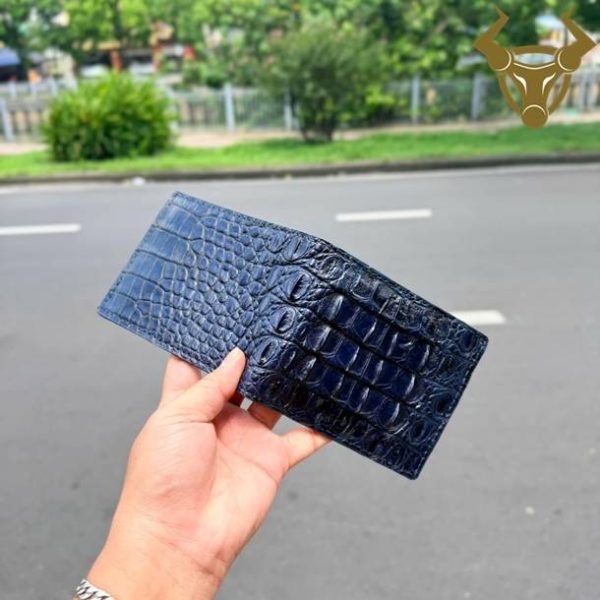 Chiếc ví nam da cá sấu nửa gai VBA3 màu xanh navy với kiểu dáng tinh tế và sang trọng.