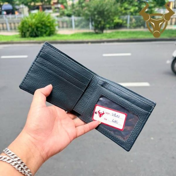 Ví nam ngắn da cá sấu nửa gai màu xanh navy cao cấp với thiết kế độc đáo và phong cách hiện đại.