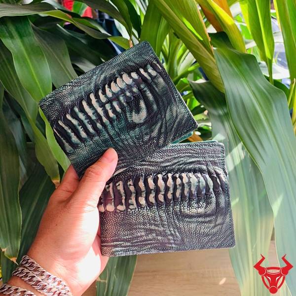 Ví da wax chân đà điểu VBD4 màu xanh lá mang vẻ đẹp tự nhiên và đẳng cấp.