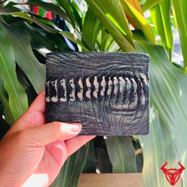 Ví nam da wax chân đà điểu VBD4 màu xanh lá với họa tiết chân đà điểu tự nhiên.