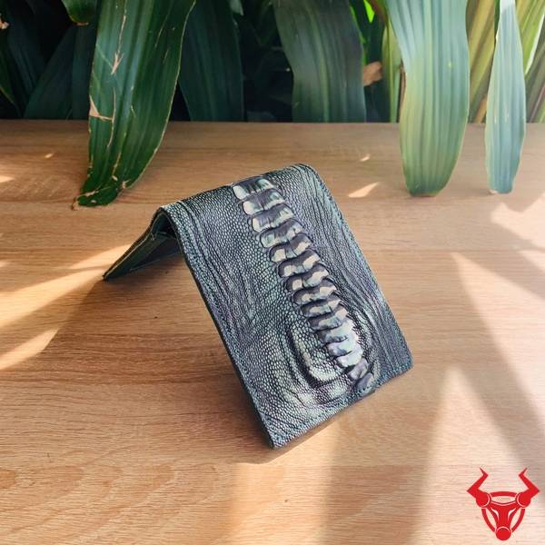 Ví da wax chân đà điểu VBD4 màu xanh lá nổi bật với phong cách thời trang hiện đại.