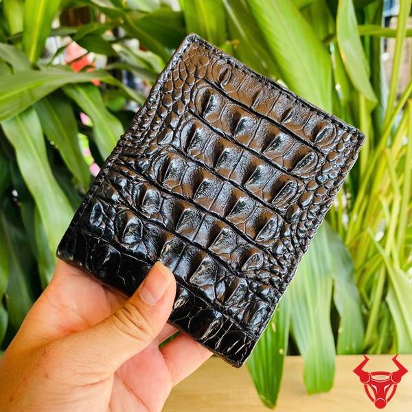 Ví nam ngang da gai lưng cá sấu VBA1 màu đen với vân gai tự nhiên và thiết kế cao cấp.