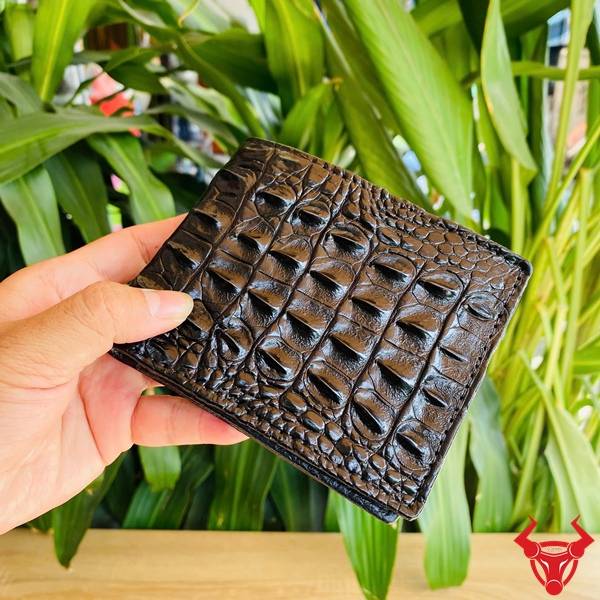 Ví da gai lưng cá sấu VBA1 màu đen bền đẹp với họa tiết gai tự nhiên nổi bật.