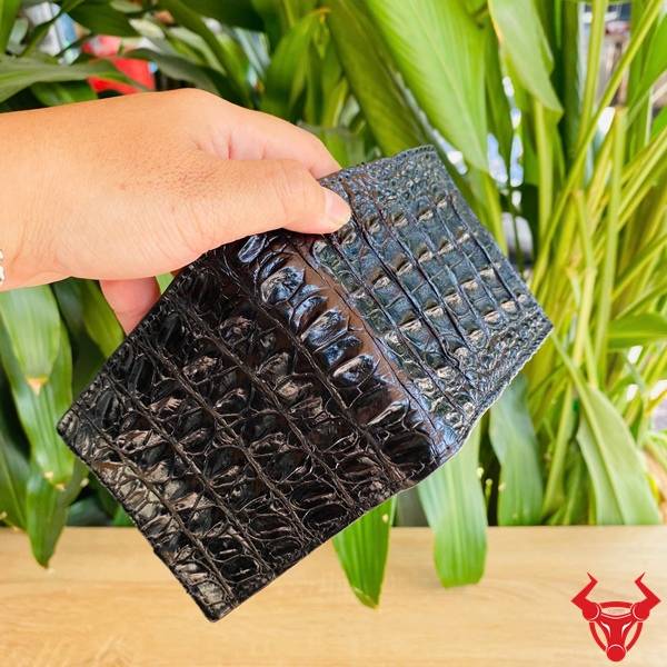 Ví nam da gai lưng cá sấu VBA1 màu đen với phong cách hiện đại và chất liệu cao cấp.