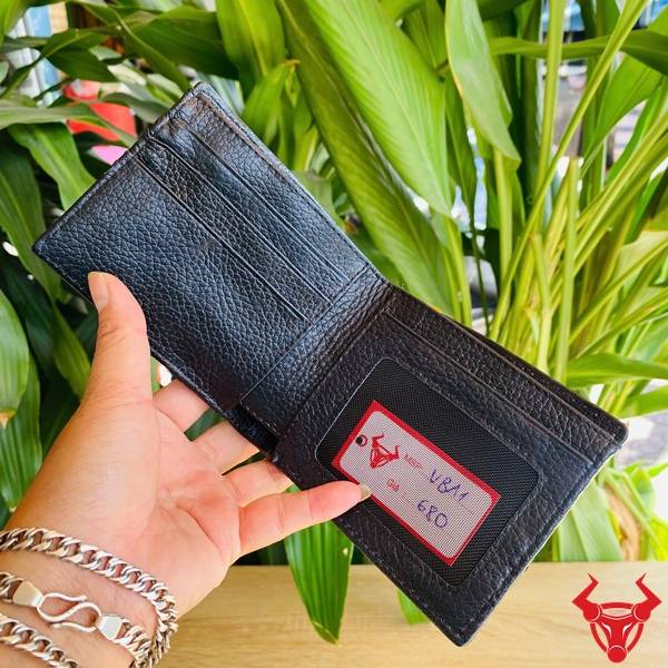 Ví nam ngang da gai lưng cá sấu VBA1 màu đen với đường may tinh tế và kiểu dáng lịch lãm.