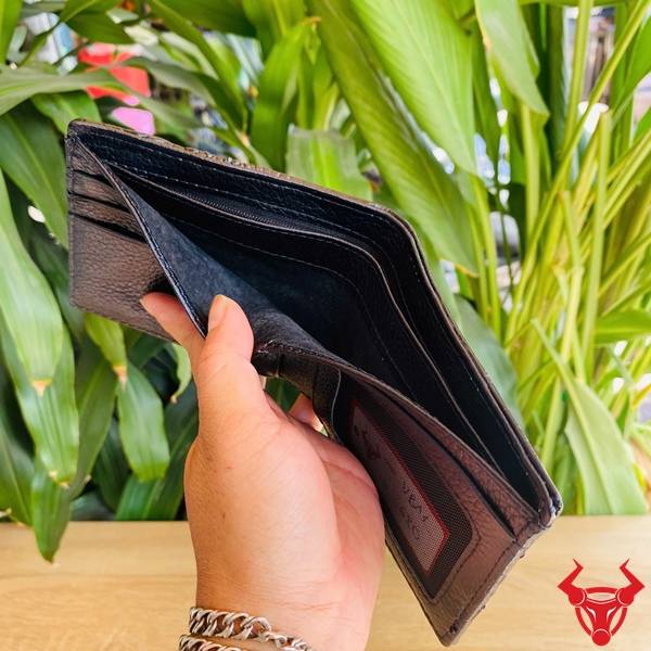 Ví nam ngang da gai lưng cá sấu VBA1 màu đen sang trọng với thiết kế dành cho doanh nhân.