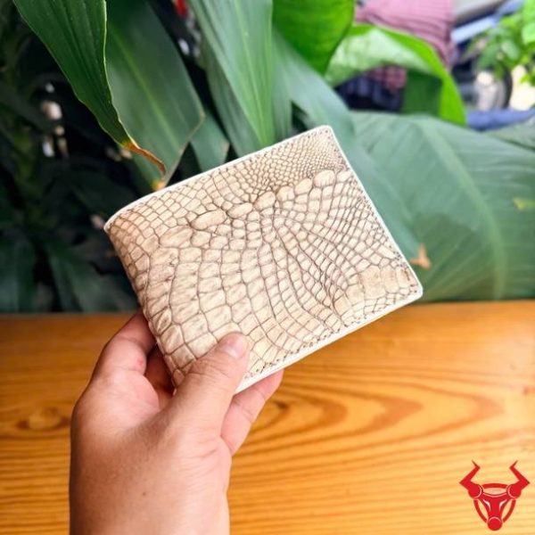 Ví Nam Da Cá Sấu VBA5 màu trắng cá tính với họa tiết gai tay tự nhiên.
