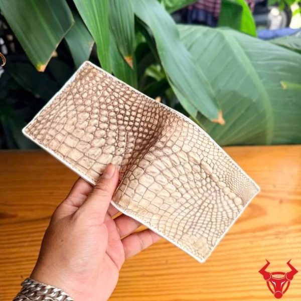 Ví Nam Da Cá Sấu Gai Tay VBA5 Màu Trắng phong cách độc đáo và cao cấp.