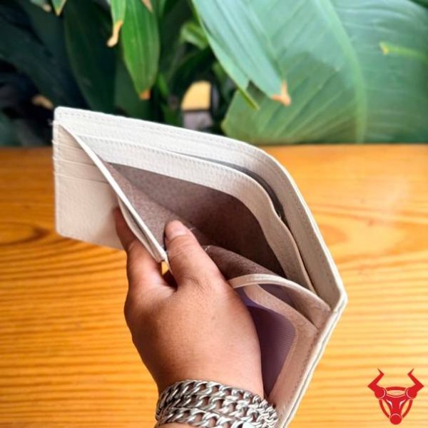 Ví da cá sấu gai tay VBA5 màu trắng độc đáo dành cho nam giới.