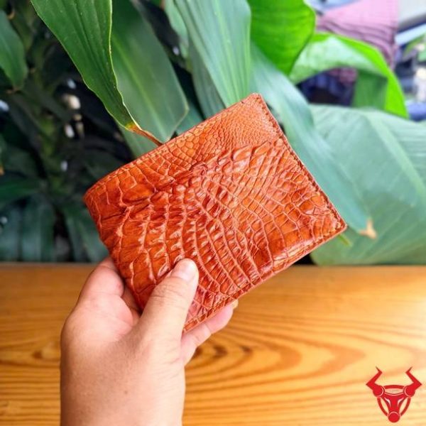 Ví da cá sấu gai tay VBA5 màu vàng cam thiết kế độc đáo và sang trọng.
