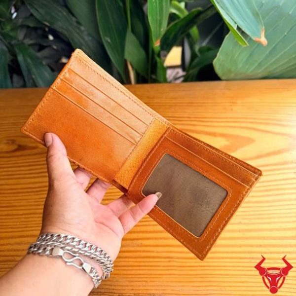 Ví Nam VBA5 da cá sấu màu vàng cam với gai tay tự nhiên nổi bật.