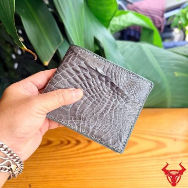 Ví Nam VBA5 da cá sấu màu xám với gai tay tự nhiên nổi bật.