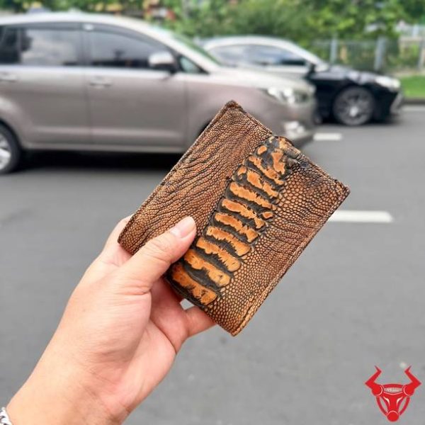 Ví Da Wax Chân Đà Điểu VCD4 Màu Nâu Bò Phong Cách Độc Đáo Ví nam ngắn da wax chân đà điểu VCD4 màu nâu bò với thiết kế hai mặt vảy chân nổi bật.