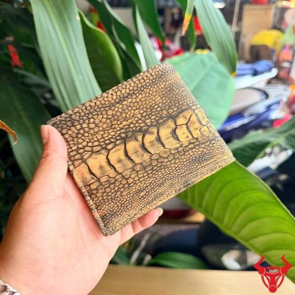 Ví Da Wax Chân Đà Điểu 2 Mặt VCD4 Màu Nâu Bò Chính Hãng Ví da wax chân đà điểu VCD4 màu nâu bò hai mặt với thiết kế sang trọng và hiện đại.