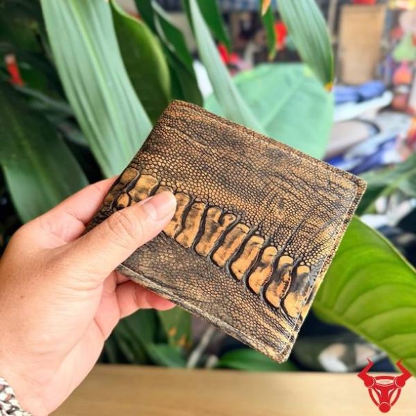 Ví Nam Da Chân Đà Điểu VCD4 Màu Nâu Bò Sang Trọng Ví nam ngắn 2 mặt da wax chân đà điểu VCD4 màu nâu bò với phong cách lịch lãm và chất liệu cao cấp.