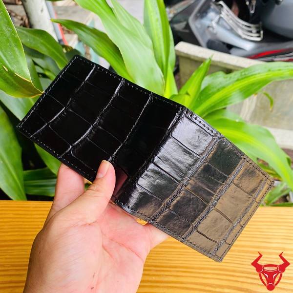 Ví Mini Da Bụng Cá Sấu VFA8 Màu Đen Chính Hãng Ví mini da bụng cá sấu VFA8 màu đen với thiết kế nhỏ gọn và vân da tự nhiên.