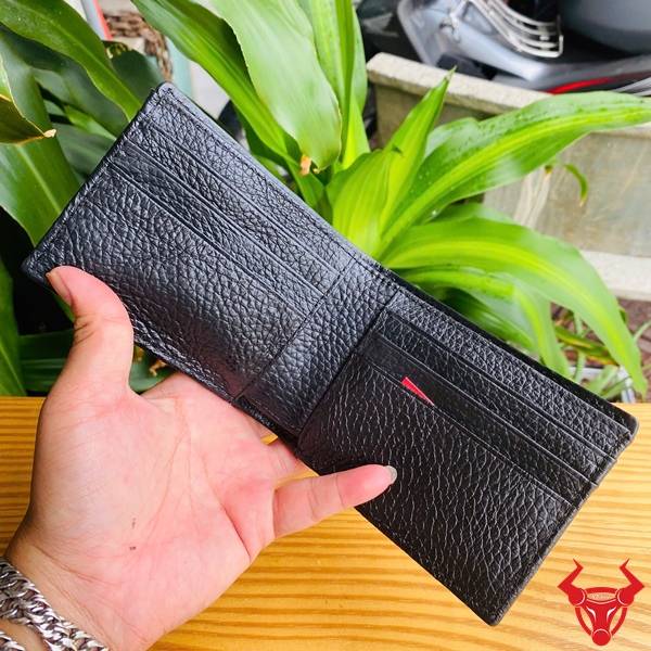 Ví Nam Da Bụng Cá Sấu Mini VFA8 Màu Đen Nhỏ Gọn Ví nam mini da bụng cá sấu VFA8 màu đen nổi bật với vân da đẹp tự nhiên và thiết kế tinh tế.