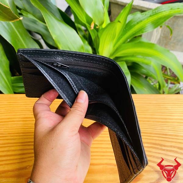 Ví Da Bụng Cá Sấu VFA8 Màu Đen Sang Trọng Cho Nam Ví mini da bụng cá sấu VFA8 màu đen với kiểu dáng hiện đại và chất liệu da cao cấp.