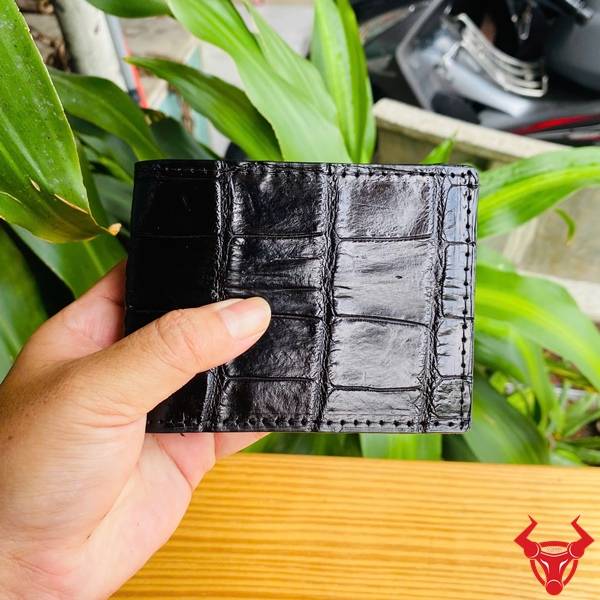 Ví Nam Mini Da Bụng Cá Sấu VFA8 Màu Đen Cao Cấp Ví nam mini da bụng cá sấu VFA8 màu đen với chất liệu da thật và thiết kế cao cấp.