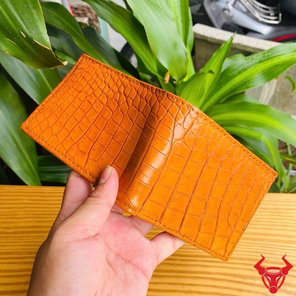 Ví Mini Da Bụng Cá Sấu VFA8 Màu Vàng Cam Chính Hãng Ví mini da bụng cá sấu VFA8 màu vàng cam với thiết kế gọn gàng và vân da tự nhiên.
