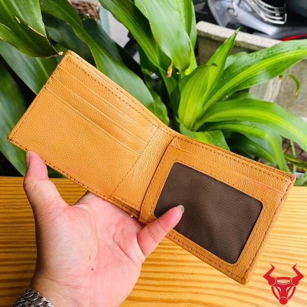 Ví Nam Da Bụng Cá Sấu Mini VFA8 Màu Vàng Cam Nhỏ Gọn Ví nam mini da bụng cá sấu VFA8 màu vàng cam nổi bật với vân da tự nhiên và kiểu dáng tinh tế.