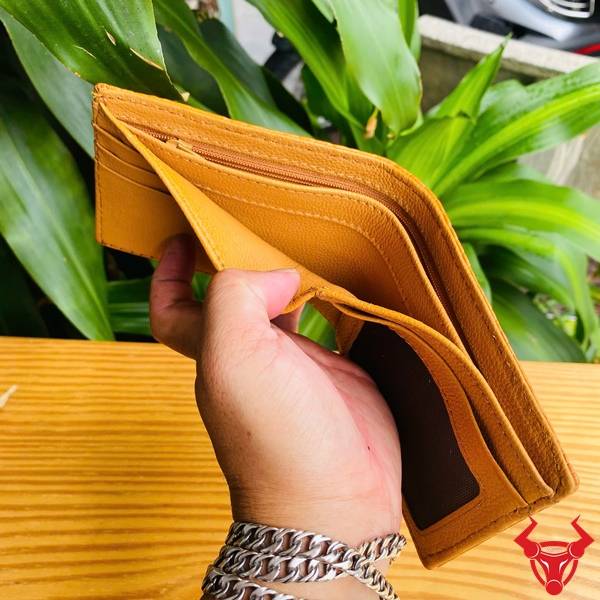 Ví Da Bụng Cá Sấu VFA8 Màu Vàng Cam Sang Trọng Và Nổi Bật Ví mini da bụng cá sấu VFA8 màu vàng cam với thiết kế cao cấp, chất liệu da thật và phong cách nổi bật.