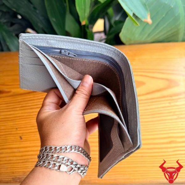 Ví Nam Da Cá Sấu Móng Tay VBA6 màu xám thời trang và sang trọng.