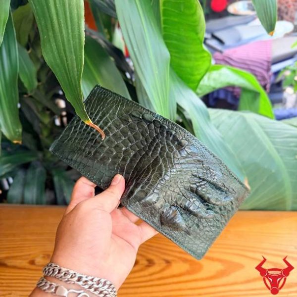 Ví da cá sấu móng tay VBA6 màu xanh lá thiết kế độc đáo dành cho nam.