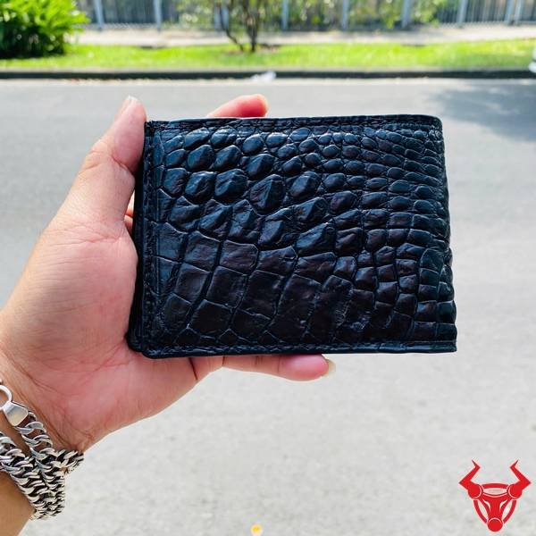 Ví ngắn kiểu sơn cạnh da gai tay cá sấu VBAA5 màu đen với phong cách hiện đại và lịch lãm.