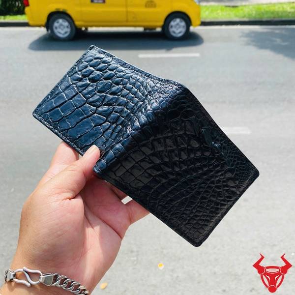 Ví ngắn da gai tay cá sấu VBAA5 màu đen với nhiều ngăn tiện lợi và thiết kế gọn nhẹ.