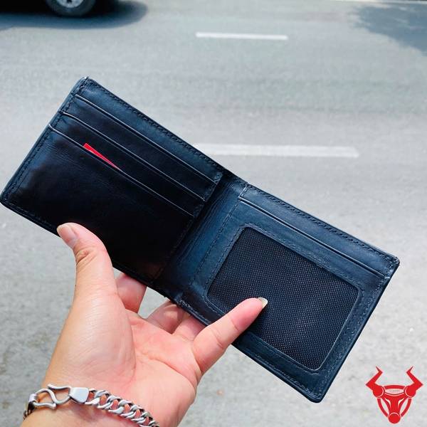Ví ngắn da gai tay cá sấu VBAA5 màu đen với kỹ thuật sơn cạnh tinh xảo và chất liệu da thật.