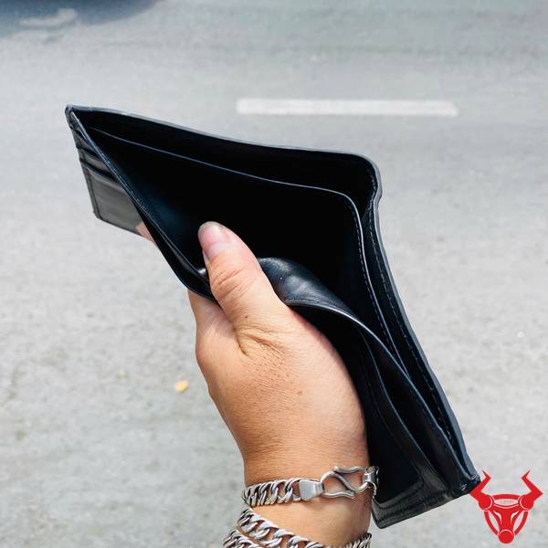 Ví ngắn kiểu sơn cạnh da gai tay cá sấu VBAA5 màu đen cao cấp với thiết kế tiện dụng và bền bỉ.