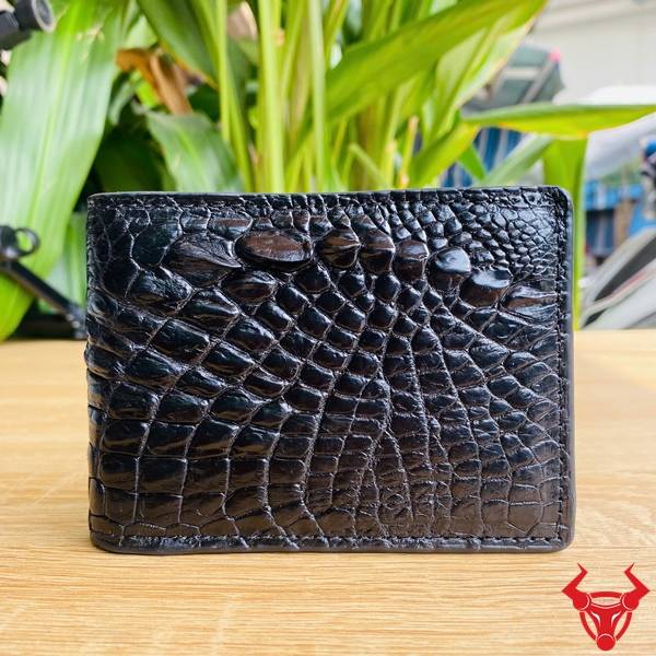 Ví ngắn kiểu sơn cạnh da gai tay cá sấu VBAA5 màu đen với thiết kế cao cấp và vân da tự nhiên.