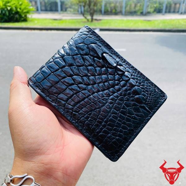 Ví ngắn da gai tay cá sấu VBAA5 màu đen với kiểu dáng gọn gàng và chất liệu cao cấp.