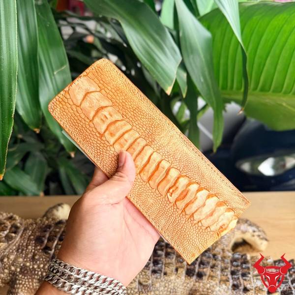 Ví Sen Da Đà Điểu Gai Chân VUD4 Màu Vàng Bò Cao Cấp Ví Sen VUD4 bằng da wax đà điểu gai chân màu vàng bò với thiết kế cao cấp và khác biệt.
