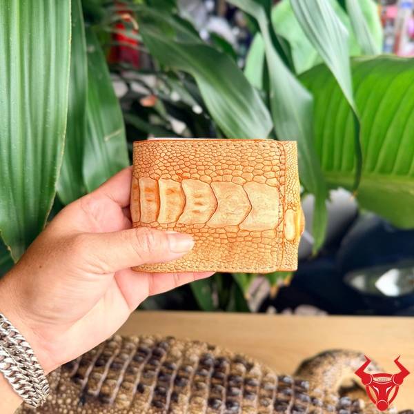 Ví Sen Da Wax Đà Điểu Gai Chân 2 Mặt Da VUD4 Màu Vàng Bò Ví Sen da wax đà điểu gai chân 2 mặt da VUD4 màu vàng bò cao cấp và sang trọng.