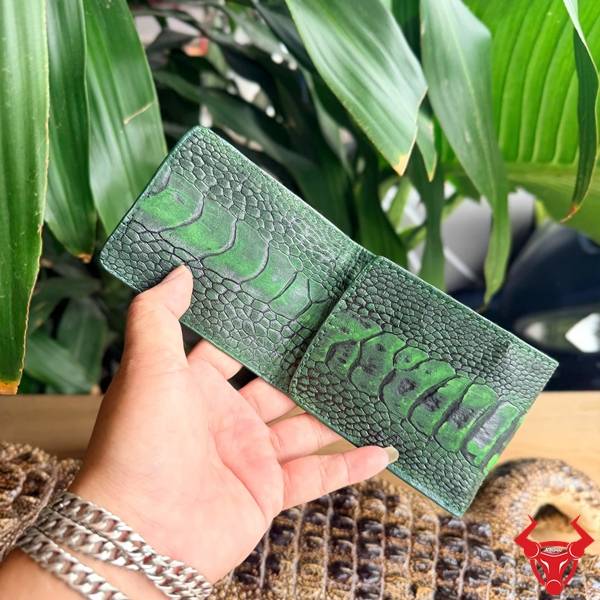 Ví Sen Da Wax Đà Điểu Màu Xanh Lá Sang Trọng Đẳng Cấp Ví Sen da wax đà điểu gai chân 2 mặt da màu xanh lá mang phong cách thời trang hiện đại.