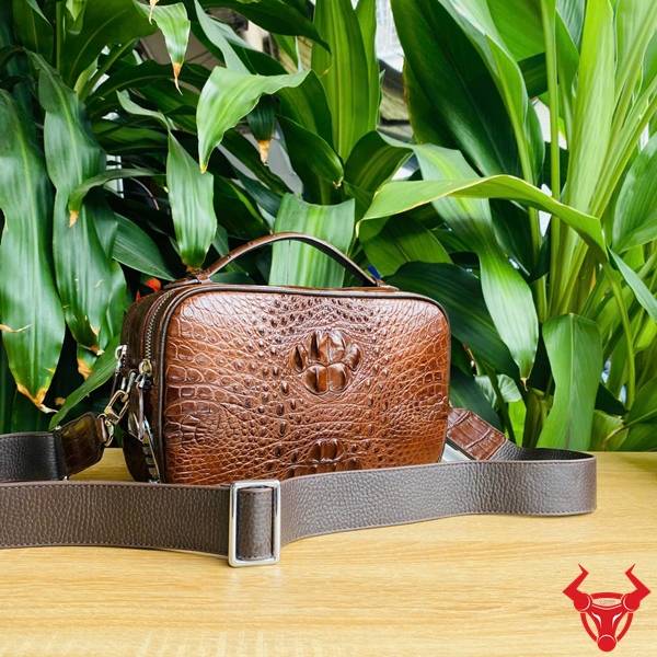 Túi Clutch Golf xách tay da gù cá sấu CJA4 màu nâu đất cao cấp sang trọng.