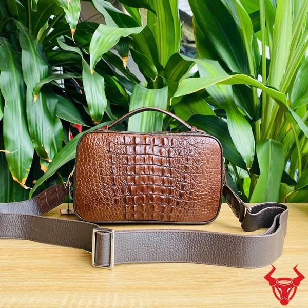 Túi clutch Golf CJA4 da gù cá sấu màu nâu đất thiết kế thanh lịch.