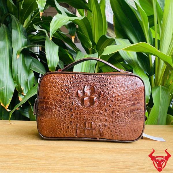 Túi clutch nam da gù cá sấu CJA4 màu nâu đất phong cách lịch lãm.