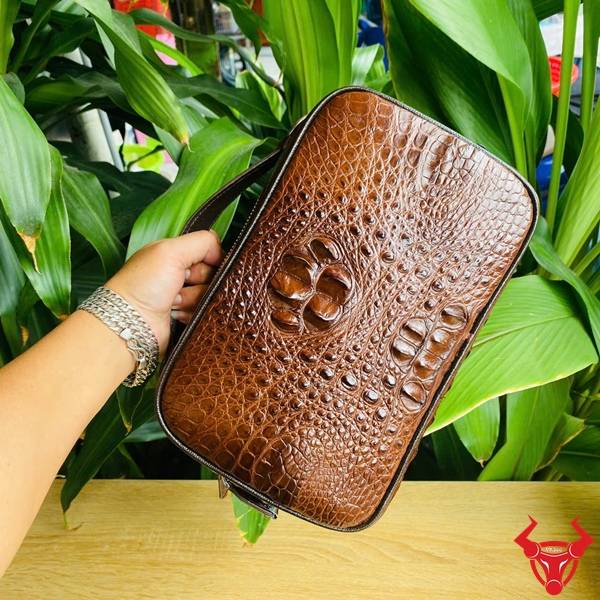 Túi xách tay clutch da gù cá sấu CJA4 màu nâu đất cao cấp dành cho nam.