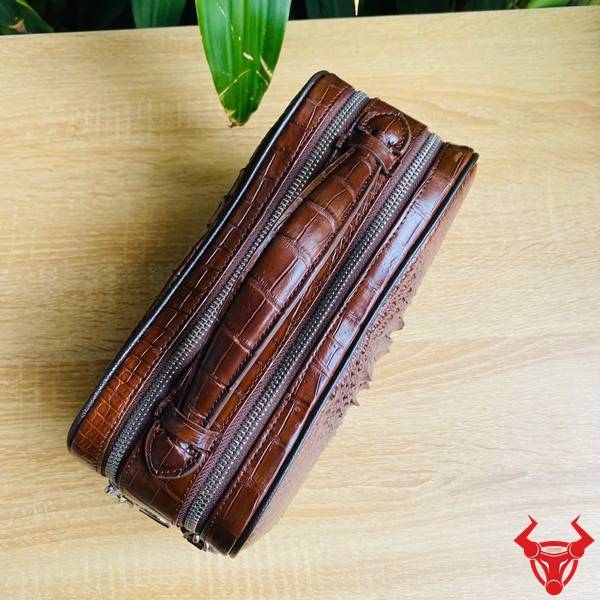 Clutch Golf da gù cá sấu CJA4 màu nâu đất với vân da tự nhiên nổi bật.