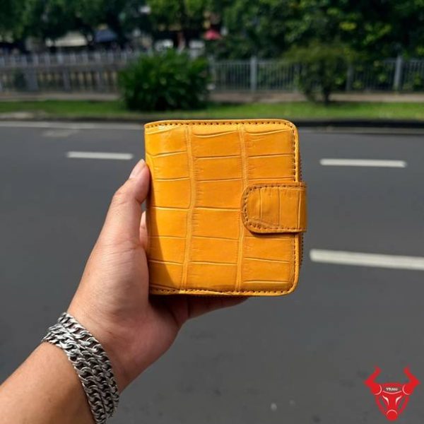 Ví Nữ Dáng Ngắn VRBA8 Da Cá Sấu Vàng Đa Dụng Ví nữ da bụng cá sấu màu vàng VRBA8 thiết kế cá tính nổi bật