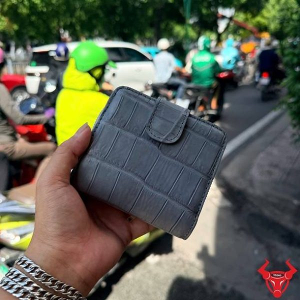 Ví Nữ Dáng Ngắn Da Bụng Cá Sấu Xám VRBA8 Sang Trọng Ví nữ VRBA8 dáng ngắn da bụng cá sấu màu xám cao cấp