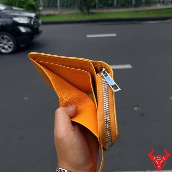 Ví Nữ Dáng Ngắn Da Bụng Cá Sấu Vàng VRBA8 Sang Trọng Ví nữ dáng ngắn da cá sấu màu vàng VRBA8 nhỏ gọn đa dụng