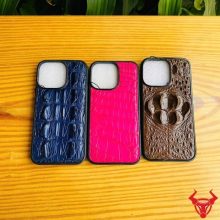 Ốp lưng da cá sấu xanh navy cao cấp cho iPhone 14 Pro Max.